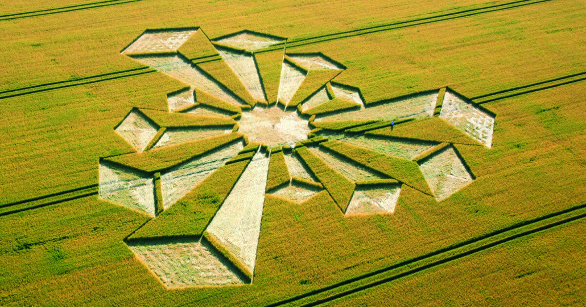 File:Silbury Hill 03.jpg - Wikimedia Commons